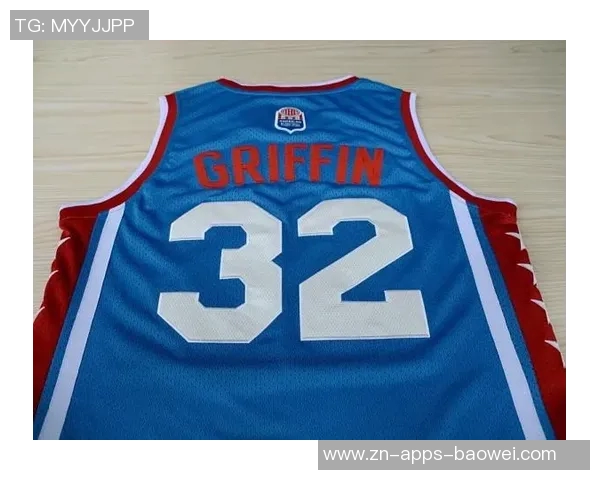 孙兴慜携快船定制球衣展现笑容梦幻联动引发球迷热议