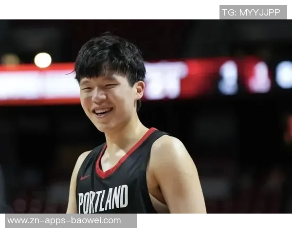 开拓者前线记者小傅期待小杨在篮球场上展现真实自我的那一天